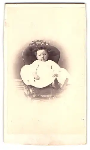 Fotografie Caot, Lyon, Place des Terreaux 6, Portrait Kleinkind im weissen Kleid sitzt auf einem Stuhl