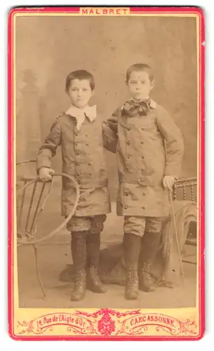 Fotografie Malbret, Carcassonne, Rue de l`Aigle d`or 14, Portrait zwei Brüder in Mänteln mit Schleife im Atelier