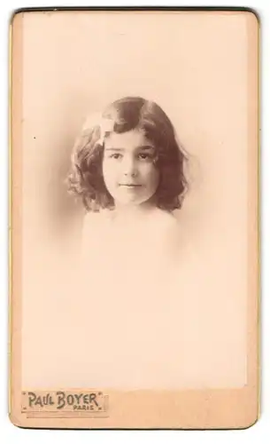 Fotografie Pual Boyer, Paris, 35, Boulevard des Capucines, Portrait Mädchen mit Schleife im Haar