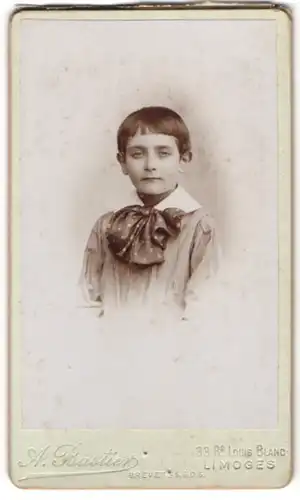 Fotografie A. Bastier, Limoges, 33, Bould. Louis Blanc, Portrait hübscher Knabe in modischer Kleidung