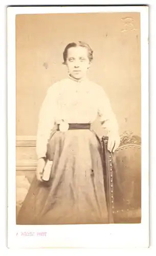 Fotografie A. Roose, Gand, 3, Rue de l`Agneau, 3, Portrait modisch gekleidete Dame mit einem Buch