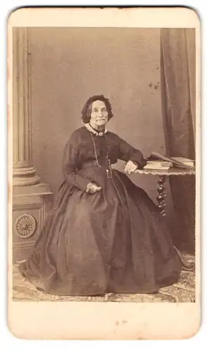 Fotografie unbekannter Fotograf und Ort, Portrait ältere Dame im Kleid mit Haube