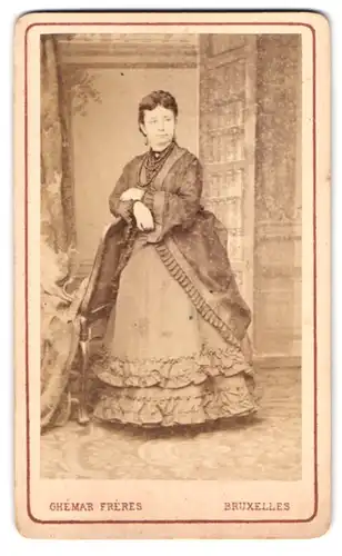 Fotografie Ghémar Frères, Bruxelles, 27, Rue de l`Ecuyer, 27, Portrait bürgerliche Dame in hübscher Kleidung