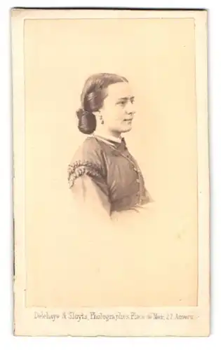 Fotografie Delehaye & Sluyts, Anvers, Place de Meir, 27, Portrait junge Dame in hübscher Kleidung