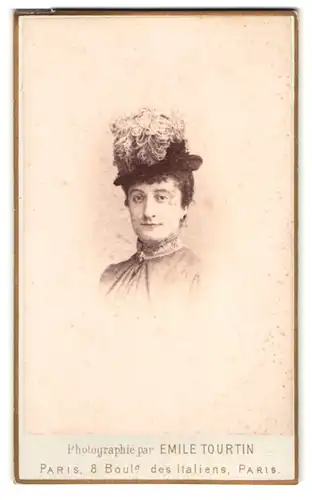 Fotografie Tourtin, Paris, 8, Bould. des Italiens, 8, Portrait junge Dame mit einem Hut