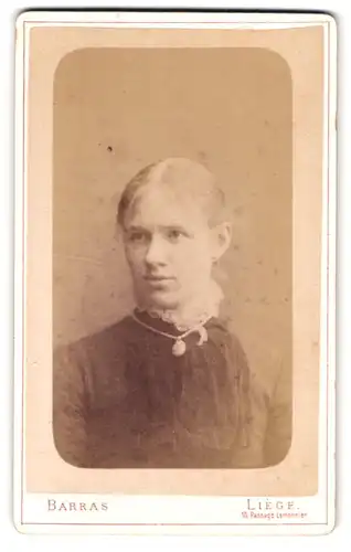 Fotografie Barras, Liège, 10, Passage Lemonnier, 10, Portrait junge Dame im Kleid mit Medaillon