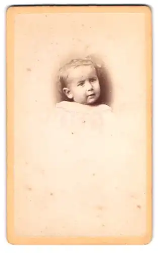 Fotografie A. C. Baudelaire, Strasbourg, 3, Rue des Charpentiers, Portrait süsses Kleinkind im Hemdchen