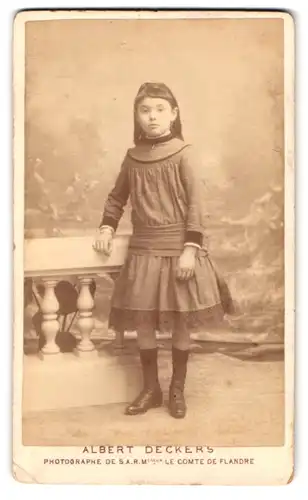 Fotografie Albert Deckers, Ixelles-lez-Bruxelles, Chaussée d`Ixelles, 131, Portrait junges Mdächen im modischen Kleid