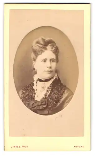 Fotografie J. Maes, Anvers, Portrait Dame im Kleid mit Schleife und Hochsteckfrisur