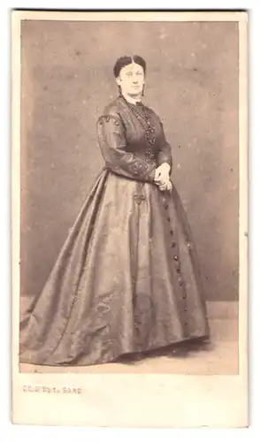 Fotografie Ch. D`Hoy, Gand, Portrait Dame im Biedermeierkleid mit Perlenkette