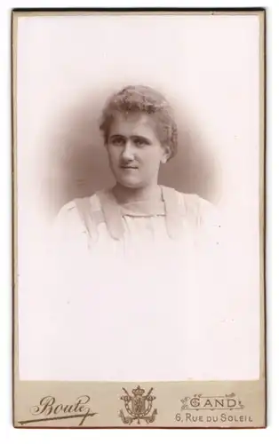 Fotografie Boute, Gand, Rue de Soleil 6, Portrait Frau im hellen Kleid mit Locken