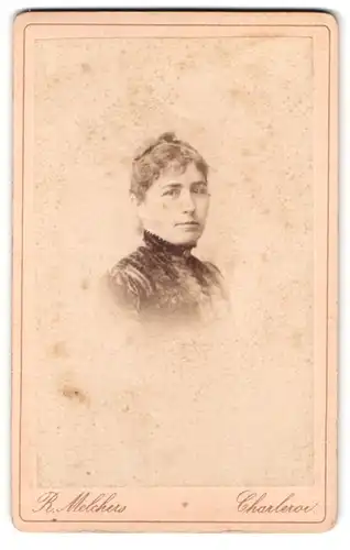 Fotografie R. Melchers, Charleroi, Portrait Dame im samtenen Kleid mit Hochsteckfrisur