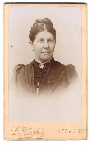 Fotografie L. Valet, Verviers, Rue de l`Harmonie 19, Portrait ältere Dame im Biedermeierkleid mit Brosche