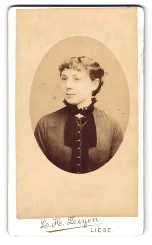 Fotografie L. H. Zeyen, Liege, Boulevard de la Sauveniere 137, Portrait junge Frau im Biedermeierkleid mit Locken
