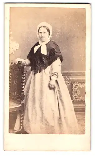 Fotografie Fotograf und Ort unbekannt, Portrait Dame im hellen Kleid mit Poncho und Haube