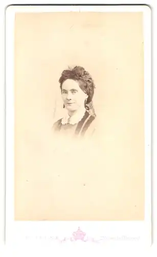 Fotografie Le Jeune, Paris, rue de Choiseul 22, Portrait ältere Dame im Kleid mit Haarschmuck