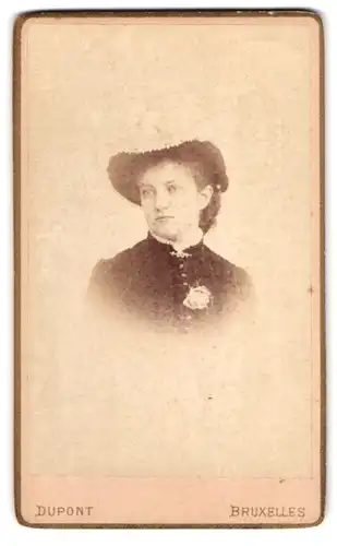 Fotografie Dupont, Bruxelles, Rue Neuve 67, Portrait Frau Adrienne im Kleid mit Hut