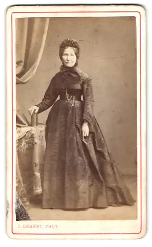 Fotografie C. Lebert, Paris, Rue de Sevres 21, Portrait ältere Dame im Kleid mit Schleife und Haube