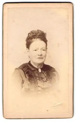 Fotografie A. Louvois, Lez-Bruxelles, Chaussee de Louvain, Portrait ältere Frau im Kleid mit Haarschleife