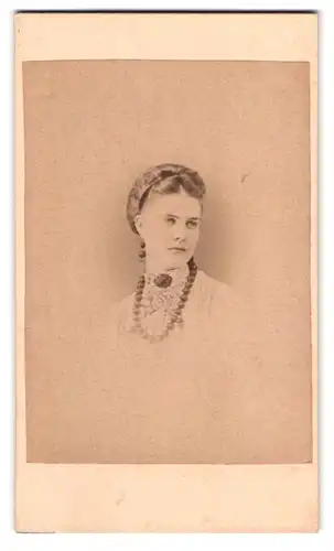 Fotografie Fotograf und Ort unbekannt, Portrait Brustbild junge Frau im Kleid mit Perlenkette