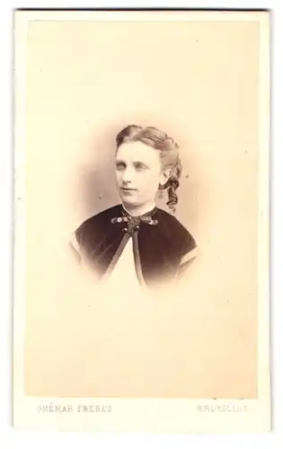 Fotografie Ghemar Freres, Bruxelles, Rue del`Ecuyer 27, Portrait junge Dame im Bolero mit Locken