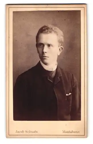 Fotografie Jacob Schnatz, Montabaur, Nassauer Hof, Portrait junger Mann im schwarzen Anzug