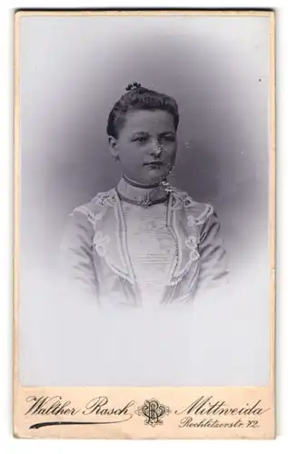 Fotografie Walther Rasch, Mittweida, Rochlitzerstr. 72, Portrait junge Frau im bestickten Kleid mit zurückgebundem Haar