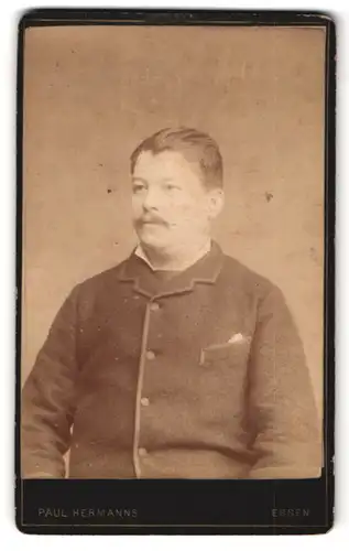 Fotografie Paul Hermanns, Essen a. d. Ruhr, Portrait rundlicher Mann im Anzug mit Moustache