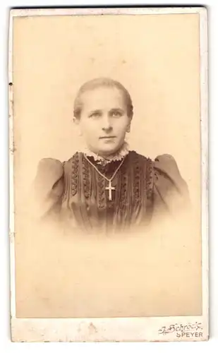 Fotografie J. Schröck, Speyer, Mühlthurmstr. 10, Portrait junge Frau im Biedermeierkleid mit Puffärmeln, Jesus Kreuz