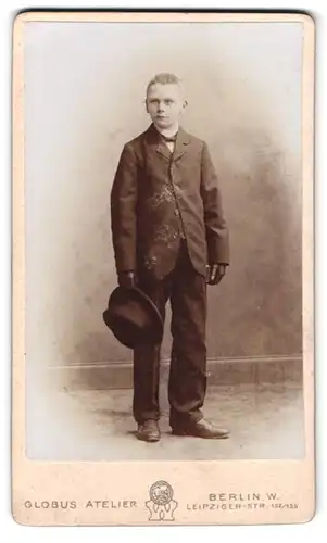 Fotografie Globus Atelier, Berlin, Leipziger-Str. 132 /135, Portrait junger Knabe im Anzug mit Hut und Lederhandschuhen