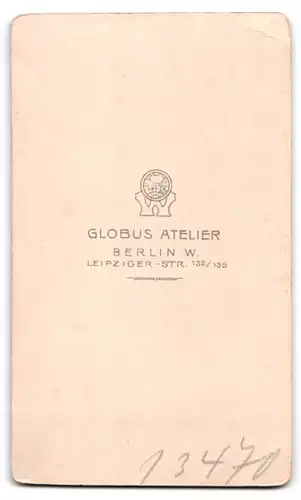 Fotografie Globus Atelier, Berlin, Leipziger-Str. 132 /135, Portrait junger Knabe im Anzug mit Hut und Lederhandschuhen