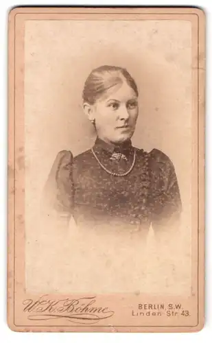 Fotografie W. K. Böhme, Berlin, Linden-Str. 43, Portrait junge Frau im Biedermeierkleid mit Brosche und Perlenkette