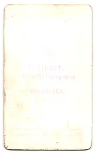 Fotografie E. Tietze, Bad Elster, am Bad, Portrait Dame im Biedermeierkleid mit Hochsteckfrisur