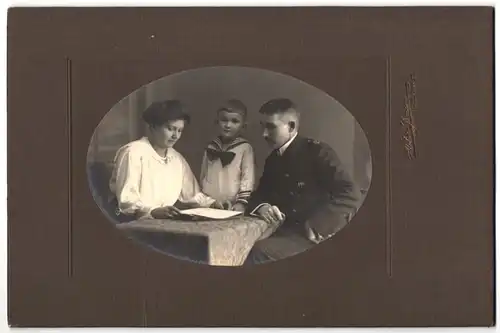 Fotografie Atelier Jensen, Kiel, Klinke 26, Portrait Matrose der Kaiserlichen Marine in Uniform mit Familie