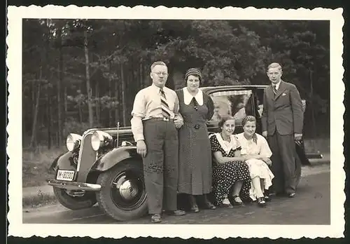 Fotografie Auto BMW, Familie während einer Sonntagsausfahrt