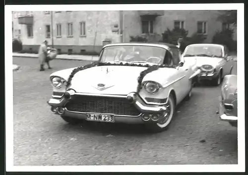 Fotografie Auto Cadillac, Hochzeits-Limousine mit Kfz-Kennzeichen München