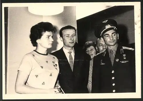 Fotografie Waltentina Tereschkowa-Nikolajewa & Waleri Bykowsk, Kosmonaut mit Orden