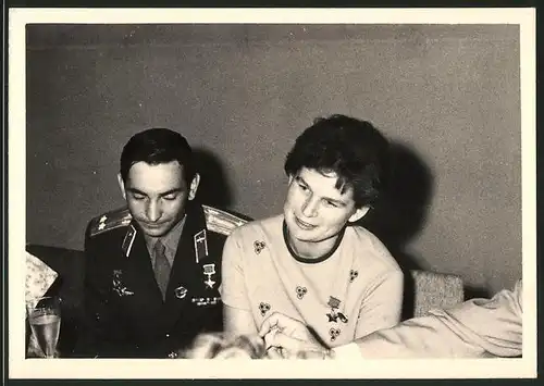Fotografie Waltentina Tereschkowa-Nikolajewa und Waleri Bykowsk, Kosmonaut mit Orden