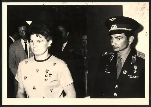 Fotografie Waltentina Tereschkowa-Nikolajewa & Waleri Bykowsk, Kosmonaut mit Orden