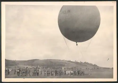 Fotografie Zeppelin - Fesselballon, Bodenpersonal hält Gasballon am Boden