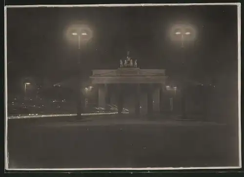 Fotografie unbekannter Fotograf, Ansicht Berlin, Brandenburger Tor bei Nacht