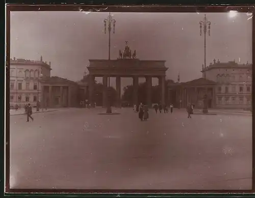 Fotografie unbekannter Fotograf, Ansicht Berlin, Pariser Platz & Brandenburger Tor