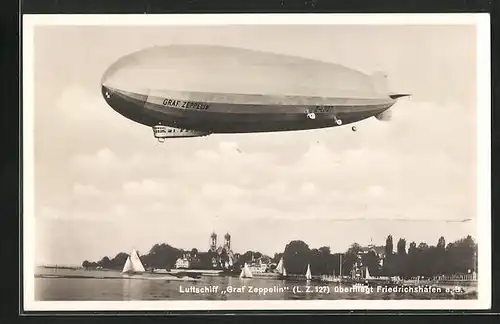 AK Friedrichshafen a. B., Zeppelin über dem Ort