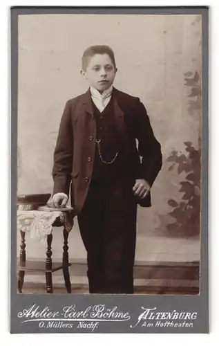 Fotografie Carl Böhme, Altenburg, Portrait halbwüchsiger Knabe in zeitgenössischer Kleidung