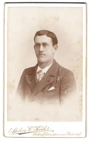 Fotografie C. Koch, Schaffhausen am Bahnhof, Portrait stattlicher Herr im Anzug mit Krawatte