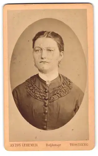 Fotografie Anton Lehemeir, Trostberg, Portrait bürgerliche Dame in hübscher Kleidung