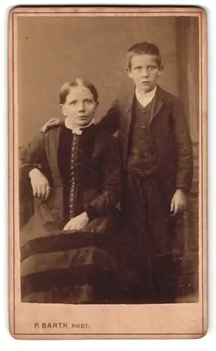 Fotografie P. Barth, Elberfeld, Herzogstrasse 11, Portrait bürgerliche Dame mit halbwüchsigem Knaben