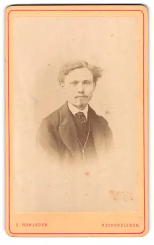 Fotografie C. Rohleder, Aschersleben, Portrait junger Mann im Anzug mit Victor-Emanuel Bart