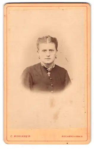 Fotografie C. Rohleder, Aschersleben, Portrait junge Dame mit Kragenbrosche und Kreuzkette