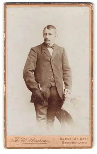 Fotografie Th. H. Backens, Marne, Portrait junger Herr in modischer Kleidung